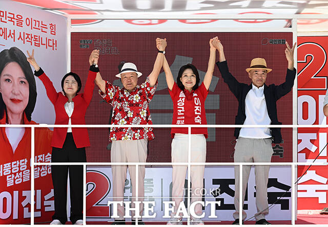 이진숙 국민의힘 대구 달성군 국회의원 후보(가운데)가 30일 오전 대구 달성군 다사 만남의광장에서 시민들에게 지지를 호소하고 있다. /대구=박헌우 기자