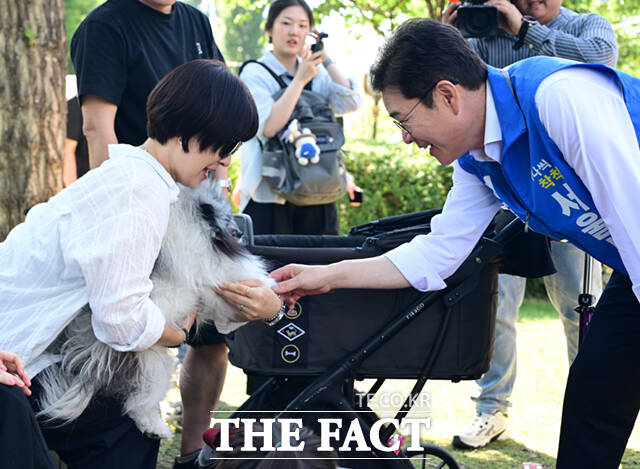 정원오 더불어민주당 서울시장 후보(왼쪽)와 전날 국회의장 임기를 마친 우원식 의원이 6·3 지방선거 전 마지막 주말이자 사전투표 둘째날인 30일 서울 노원구 경춘선숲길에서 시민들을 만나 인사하고 있다. /이새롬 기자