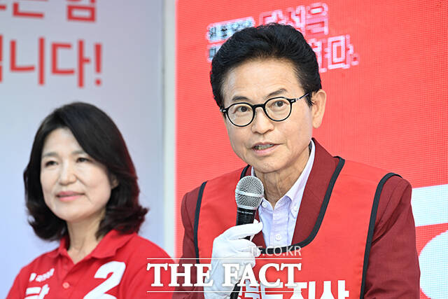이철우 국민의힘 경북도지사 후보(가운데)가 30일 오후 대구 달성군 다사 만남의광장에서 시민들에게 이진숙 국민의힘 대구 달성군 국회의원 후보에 대한 지지를 호소하고 있다. /대구=박헌우 기자