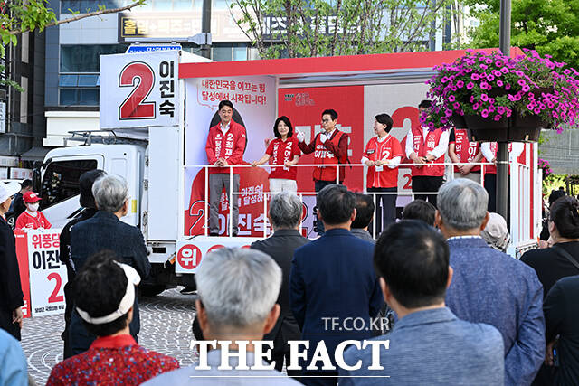 이철우 국민의힘 경북도지사 후보(가운데)가 30일 오후 대구 달성군 다사 만남의광장에서 시민들에게 이진숙 국민의힘 대구 달성군 국회의원 후보에 대한 지지를 호소하고 있다. /대구=박헌우 기자