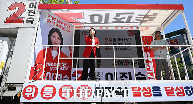 손수조 국민의힘 미디어대변인이 30일 오전 대구 달성군 다사 만남의광장에서 시민들에게 이진숙 국민의힘 대구 달성군 국회의원 후보에 대한 지지를 호소하고 있다. /대구=박헌우 기자