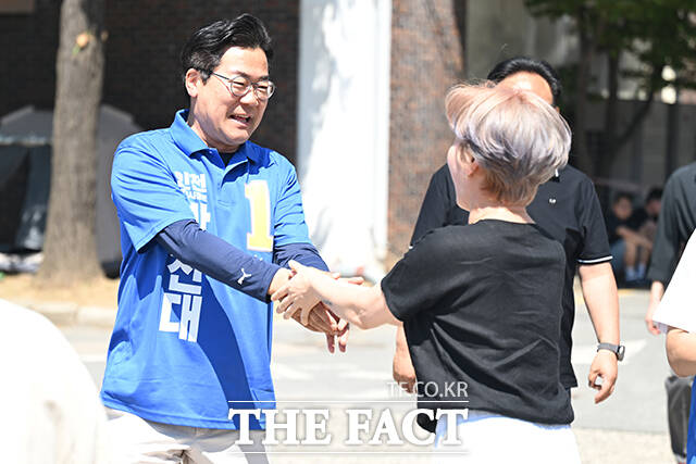 이날 헥터 비자레알 한국GM 사장을 만난 박찬대 인천시장 후보는 헥터 비자레알 사장에게 안정적인 고용과 사업 유지 등을 당부했다.