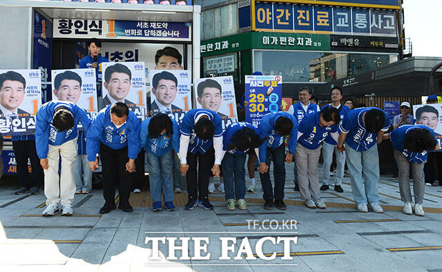 이완형 서울시의원 후보, 전태우 서울시의원 후보, 김안숙 서초구의원 후보, 황인식 서초구청장 후보, 박은경 서초구의원 후보, 정순용 서초구의원 후보, 하서영 서초구의원 후보, 신정태 서초구의원 후보, 조현선 서초구의원 후보(왼쪽부터)가 유세 현장에서 손을 맞잡고 있다.