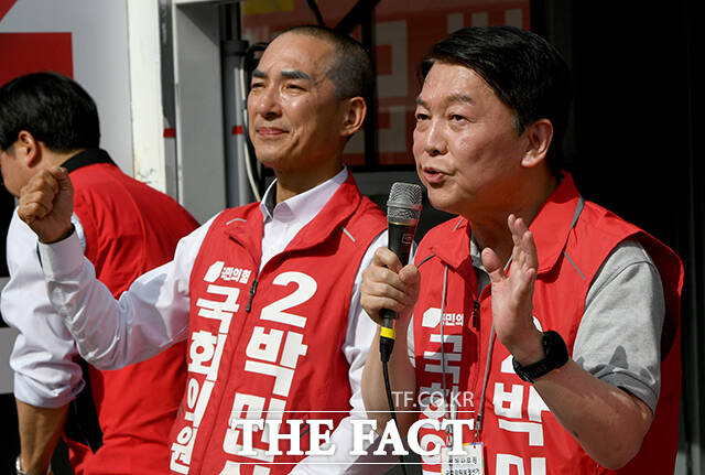 두 번째로 지지 발언에 나선 안 의원(오른쪽).