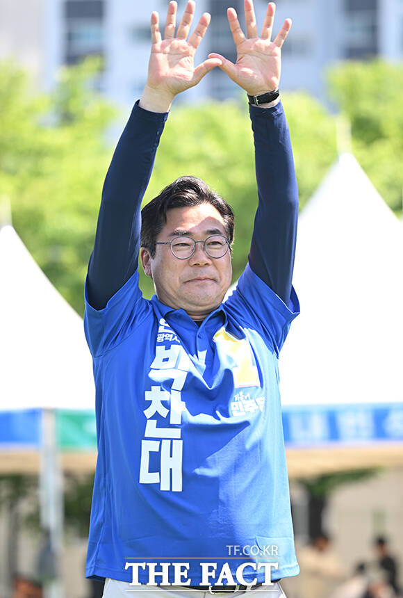 이날 헥터 비자레알 한국GM 사장을 만난 박찬대 인천시장 후보는 헥터 비자레알 사장에게 안정적인 고용과 사업 유지 등을 당부했다.