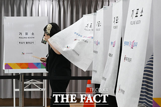 제9회 전국동시지방선거 사전투표 둘째 날인 30일 오후 서울 영등포구 신길4동주민센터에 마련된 사전투표소에서 유권자가 한 표를 행사하고 있다. /서예원 기자