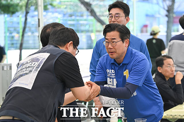 이날 헥터 비자레알 한국GM 사장을 만난 박찬대 인천시장 후보는 헥터 비자레알 사장에게 안정적인 고용과 사업 유지 등을 당부했다.