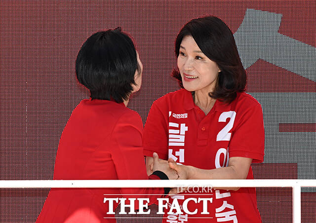 이진숙 국민의힘 대구 달성군 국회의원 후보(가운데)가 30일 오전 대구 달성군 다사 만남의광장에서 시민들에게 지지를 호소하고 있다. /대구=박헌우 기자
