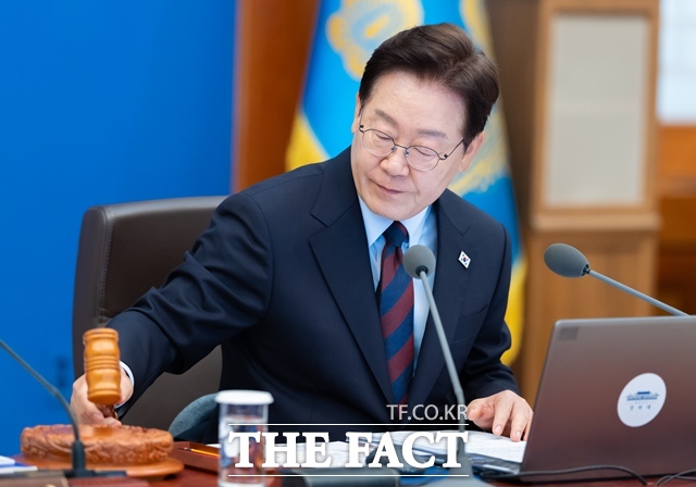 이재명 대통령이 5월 26일 청와대에서 주재한 제23회 국무회의 겸 제10차 비상경제점검회의에서 의사봉을 두드리고 있다. /청와대
