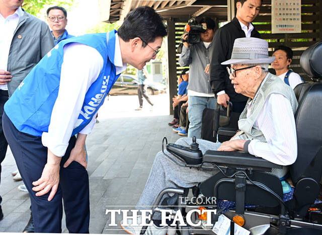 정원오 더불어민주당 서울시장 후보(왼쪽)와 전날 국회의장 임기를 마친 우원식 의원이 6·3 지방선거 전 마지막 주말이자 사전투표 둘째날인 30일 서울 노원구 경춘선숲길에서 시민들을 만나 인사하고 있다. /이새롬 기자