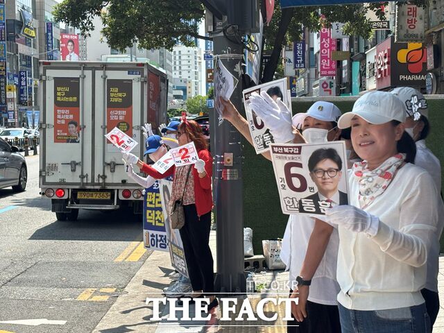 29일 부산 북구 만덕사거리에서 무소속 한동훈·국민의힘 박민식·더불어민주당 하정우 북구갑 국회의원 보궐선거 후보 지지자들이 유권자들에게 인사하며 지지를 호소하고 있다. /부산=김시형 기자