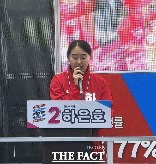 지난 29일 군포시 산본로데오거리에서 국민의힘 하은호 군포시장 후보의 딸 정수 씨가 유세 발언을 하고 있다. /이승호 기자