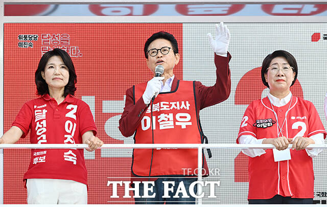 이철우 국민의힘 경북도지사 후보(가운데)가 30일 오후 대구 달성군 다사 만남의광장에서 시민들에게 이진숙 국민의힘 대구 달성군 국회의원 후보에 대한 지지를 호소하고 있다. /대구=박헌우 기자
