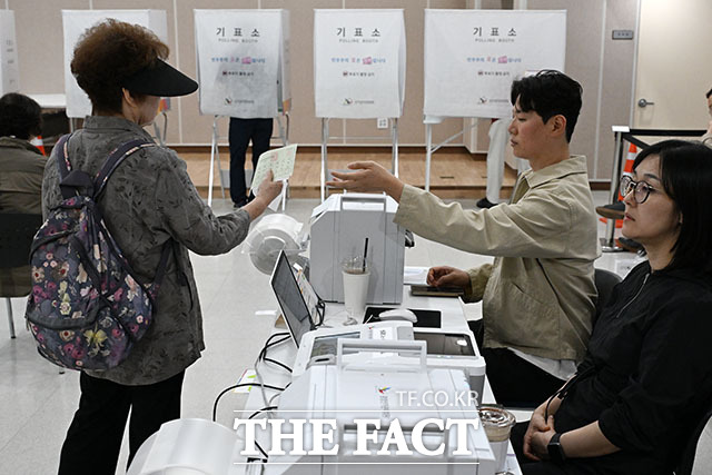 제9회 전국동시지방선거 사전투표 둘째 날인 30일 오후 서울 영등포구 신길4동주민센터에 마련된 사전투표소에서 유권자가 투표 용지를 받고 있다. /서예원 기자