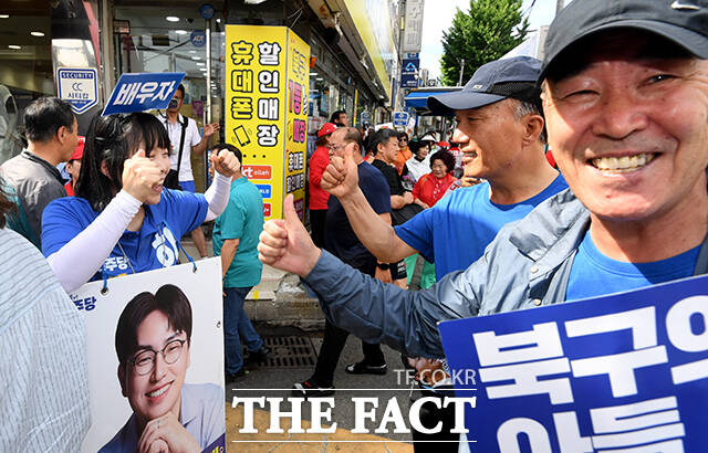 하정우 더불어민주당 부산 북구갑 국회의원 후보의 배우자 김수진 씨가 30일 오후 부산 북구 구포시장에서 지지를 호소하고 있다. /부산=박상민 기자