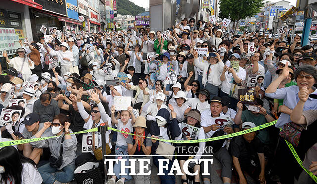 한동훈 무소속 부산 북구갑 국회의원 후보가 30일 오후 부산 북구 덕천동 젊음의거리 인근에서 유세차에 올라 '북구곰'과 함께 지지를 호소하고 있다. /부산=박상민 기자