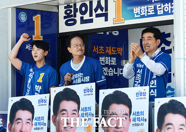 황인식 더불어민주당 서초구청장 후보가 30일 오후 서울 서초구 방배역 인근에서 열린 유세현장에서 시민들에게 인사를 하고 있다. /이효균 기자