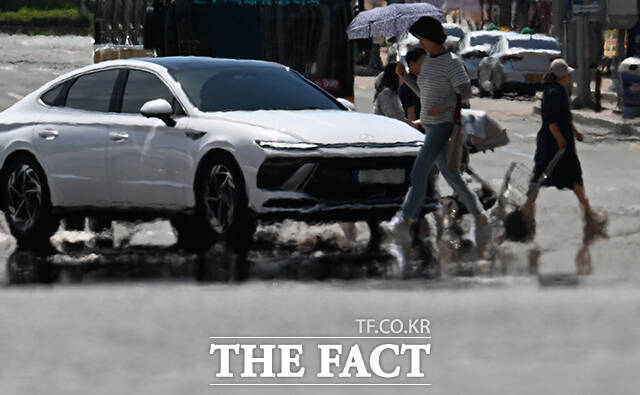 대구 낮 기온이 32도까지 오른 30일 오후 대구 달서구 용산네거리 도로에 아지랑이가 피어오르고 있다. /대구=박헌우 기자