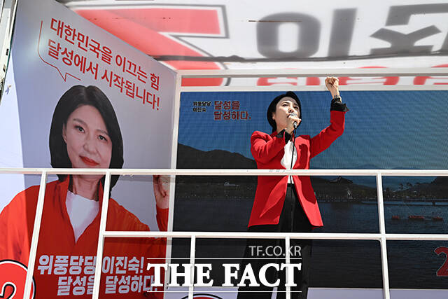 손수조 국민의힘 미디어대변인이 30일 오전 대구 달성군 다사 만남의광장에서 시민들에게 이진숙 국민의힘 대구 달성군 국회의원 후보에 대한 지지를 호소하고 있다. /대구=박헌우 기자