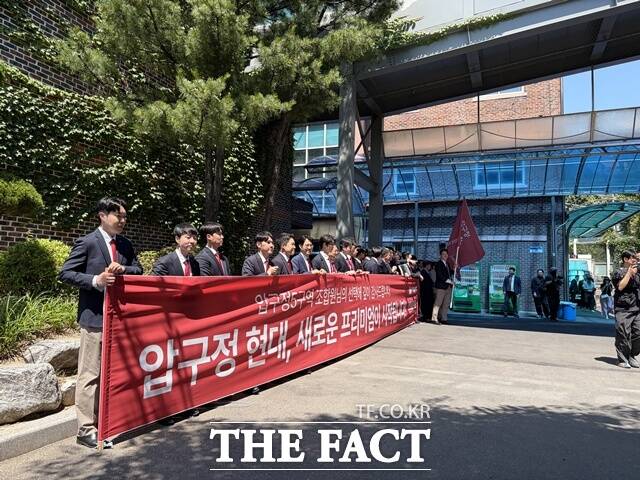 현대건설이 30일 열린 압구정5구역 시공사 선정 총회에서 DL이앤씨를 꺾고 시공사로 선정됐다. /공미나 기자