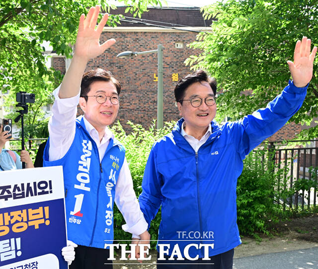 정원오 더불어민주당 서울시장 후보(왼쪽)와 전날 국회의장 임기를 마친 우원식 의원이 6·3 지방선거 전 마지막 주말이자 사전투표 둘째날인 30일 서울 노원구 경춘선숲길에서 시민들을 만나 인사하고 있다. /이새롬 기자