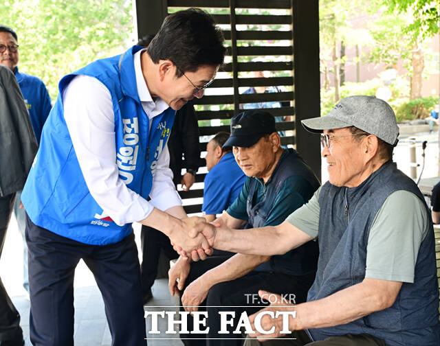 정원오 더불어민주당 서울시장 후보(왼쪽)와 전날 국회의장 임기를 마친 우원식 의원이 6·3 지방선거 전 마지막 주말이자 사전투표 둘째날인 30일 서울 노원구 경춘선숲길에서 시민들을 만나 인사하고 있다. /이새롬 기자