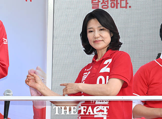 이진숙 국민의힘 대구 달성군 국회의원 후보가 30일 오후 대구 달성군 다사 만남의광장에서 선거운동원의 율동을 따라 하고 있다. /대구=박헌우 기자
