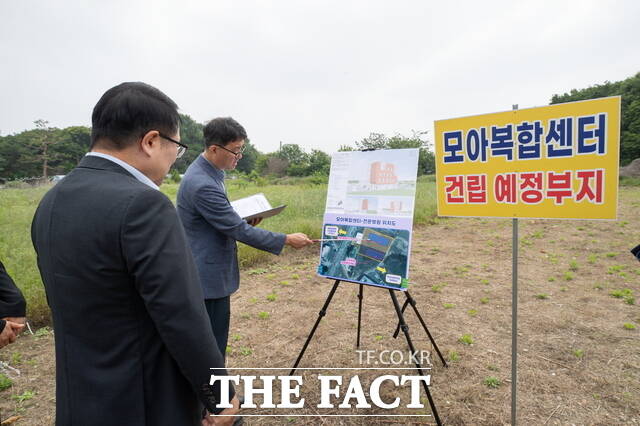 정헌율 익산시장이 29일 모아복합센터 건설 부지를 방문해 현장 점검을 하고 있다. /익산시