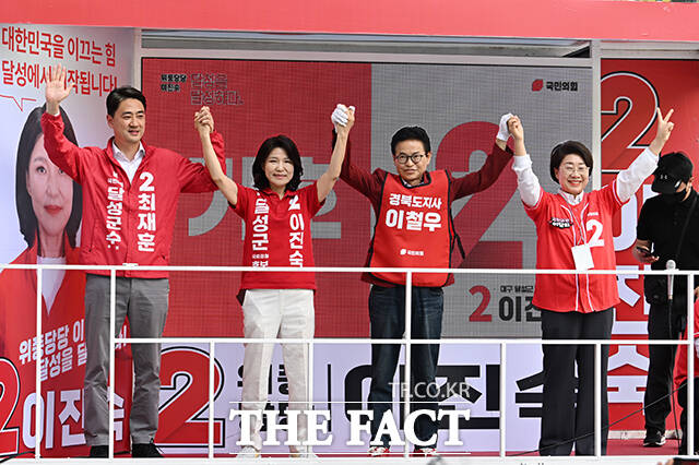 이철우 국민의힘 경북도지사 후보(가운데)가 30일 오후 대구 달성군 다사 만남의광장에서 시민들에게 이진숙 국민의힘 대구 달성군 국회의원 후보에 대한 지지를 호소하고 있다. /대구=박헌우 기자