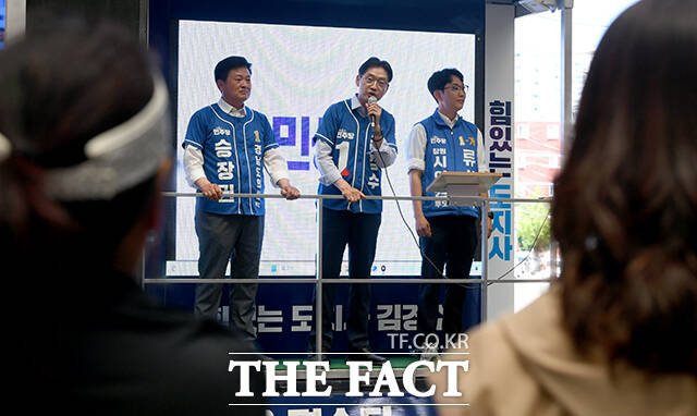 김경수 더불어민주당 경남도지사 후보(가운데)가 30일 오전 경남 창원 명서전통시장을 찾아 승장권 더불어민주당 경남도의원 후보(왼쪽)와 류성국 더불어민주당 창원시의원 후보(오른쪽)와 함께 유세차에서 지지를 호소하고 있다. /창원=박상민 기자