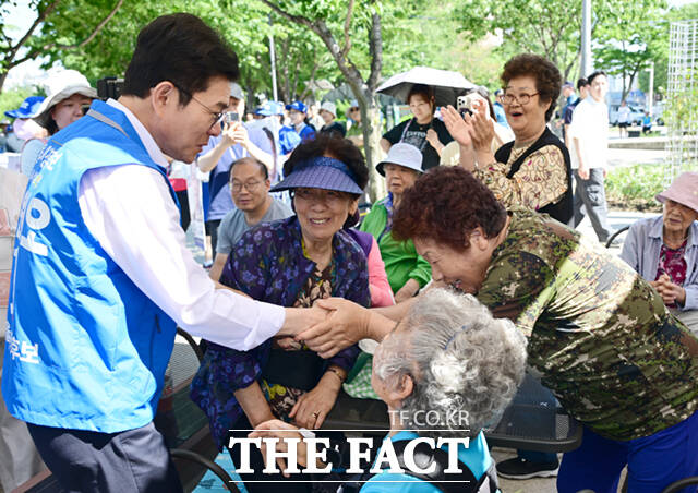 정원오 더불어민주당 서울시장 후보(왼쪽)와 전날 국회의장 임기를 마친 우원식 의원이 6·3 지방선거 전 마지막 주말이자 사전투표 둘째날인 30일 서울 노원구 경춘선숲길에서 시민들을 만나 인사하고 있다. /이새롬 기자