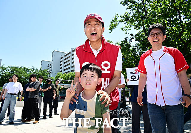 오세훈 국민의힘 서울시장 후보가 30일 오후 서울 여의도 한강공원에서 시민들에게 지지를 호소하고 있다. /배정한 기자