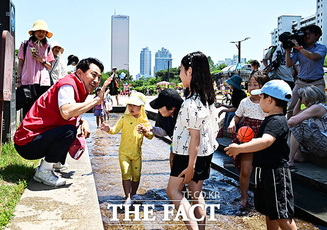 오세훈 국민의힘 서울시장 후보가 30일 오후 서울 여의도 한강공원에서 시민들에게 지지를 호소하고 있다. /배정한 기자