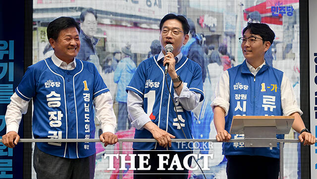 김경수 더불어민주당 경남도지사 후보(가운데)가 30일 오전 경남 창원 명서전통시장을 찾아 승장권 더불어민주당 경남도의원 후보(왼쪽)와 류성국 더불어민주당 창원시의원 후보(오른쪽)와 함께 유세차에서 지지를 호소하고 있다. /창원=박상민 기자