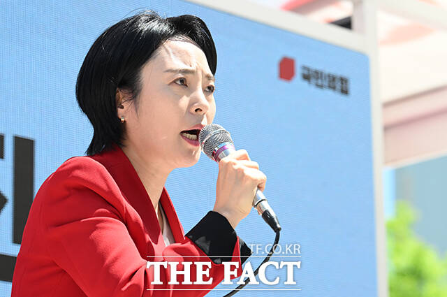 손수조 국민의힘 미디어대변인이 30일 오전 대구 달성군 다사 만남의광장에서 시민들에게 이진숙 국민의힘 대구 달성군 국회의원 후보에 대한 지지를 호소하고 있다. /대구=박헌우 기자