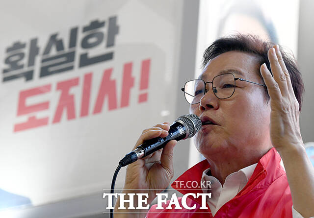 박완수 국민의힘 경남도지사 후보가 30일 오전 경남 창원 명서전통시장을 찾아 지지를 호소하고 있다. /창원=박상민 기자