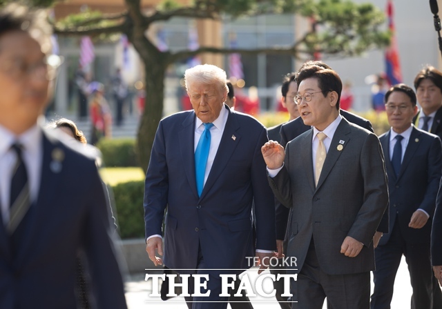 이재명 대통령이 2025년 10월 29일 국립경주박물관에서 도널드 트럼프 미국 대통령과 이동하며 이야기를 나누고 있다. /청와대