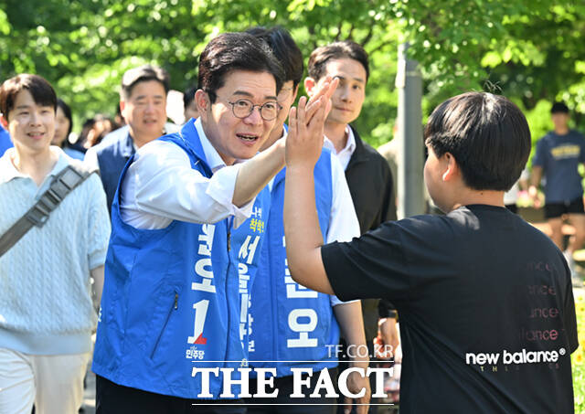 정원오 더불어민주당 서울시장 후보(왼쪽)와 전날 국회의장 임기를 마친 우원식 의원이 6·3 지방선거 전 마지막 주말이자 사전투표 둘째날인 30일 서울 노원구 경춘선숲길에서 시민들을 만나 인사하고 있다. /이새롬 기자