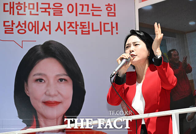 손수조 국민의힘 미디어대변인이 30일 오전 대구 달성군 다사 만남의광장에서 시민들에게 이진숙 국민의힘 대구 달성군 국회의원 후보에 대한 지지를 호소하고 있다. /대구=박헌우 기자