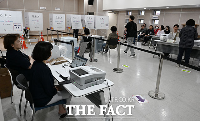 제9회 전국동시지방선거 사전투표 둘째 날인 30일 오후 서울 영등포구 신길4동주민센터에 마련된 사전투표소에서 유권자가 투표 용지를 받고 있다. /서예원 기자