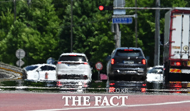 대구 낮 기온이 32도까지 오른 30일 오후 대구 달서구 용산네거리 도로에 아지랑이가 피어오르고 있다. /대구=박헌우 기자