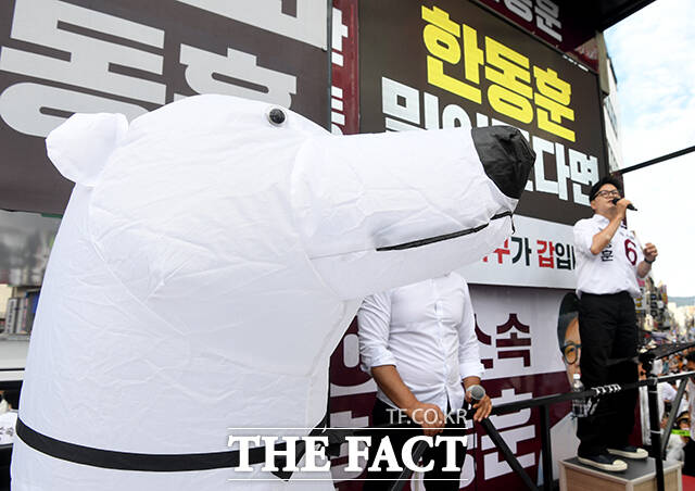 한동훈 무소속 부산 북구갑 국회의원 후보가 30일 오후 부산 북구 덕천동 젊음의거리 인근에서 유세차에 올라 '북구곰'과 함께 지지를 호소하고 있다. /부산=박상민 기자