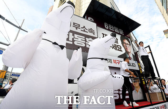 한동훈 무소속 부산 북구갑 국회의원 후보가 30일 오후 부산 북구 덕천동 젊음의거리 인근에서 유세차에 올라 '북구곰'과 함께 지지를 호소하고 있다. /부산=박상민 기자