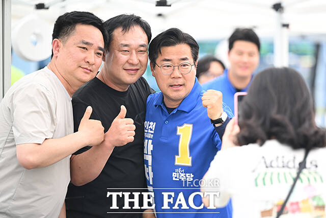 이날 헥터 비자레알 한국GM 사장을 만난 박찬대 인천시장 후보는 헥터 비자레알 사장에게 안정적인 고용과 사업 유지 등을 당부했다.