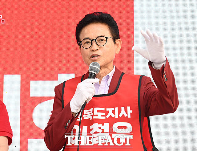 이철우 국민의힘 경북도지사 후보(가운데)가 30일 오후 대구 달성군 다사 만남의광장에서 시민들에게 이진숙 국민의힘 대구 달성군 국회의원 후보에 대한 지지를 호소하고 있다. /대구=박헌우 기자