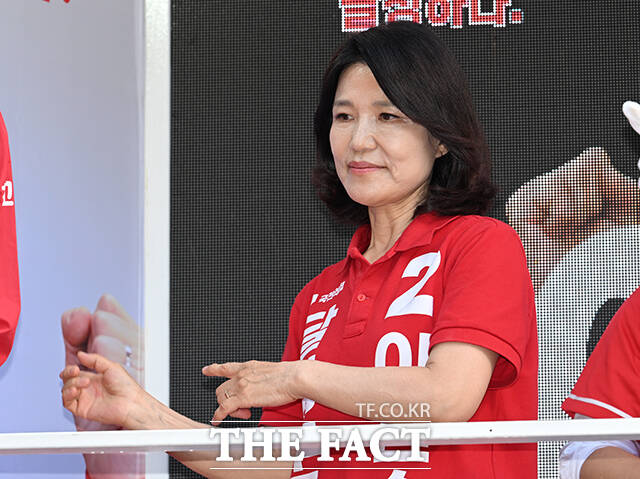 이진숙 국민의힘 대구 달성군 국회의원 후보가 30일 오후 대구 달성군 다사 만남의광장에서 선거운동원의 율동을 따라 하고 있다. /대구=박헌우 기자