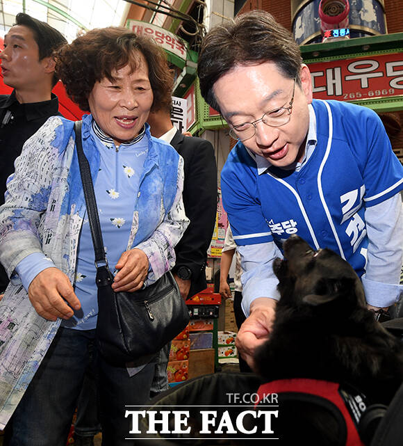 김경수 더불어민주당 경남도지사 후보(가운데)가 30일 오전 경남 창원 명서전통시장을 찾아 승장권 더불어민주당 경남도의원 후보(왼쪽)와 류성국 더불어민주당 창원시의원 후보(오른쪽)와 함께 유세차에서 지지를 호소하고 있다. /창원=박상민 기자