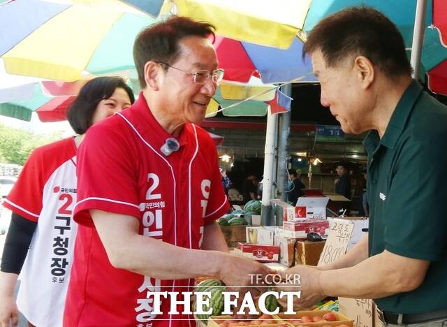 30일 유정복 국민의힘 인천시장 후보가 부평구 삼산농산물시장을 방문해 상인과 악수하며 현장 목소리를 청취하고 있다. /정복캠프