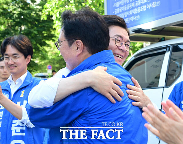 정원오 더불어민주당 서울시장 후보(왼쪽)와 전날 국회의장 임기를 마친 우원식 의원이 6·3 지방선거 전 마지막 주말이자 사전투표 둘째날인 30일 서울 노원구 경춘선숲길에서 시민들을 만나 인사하고 있다. /이새롬 기자