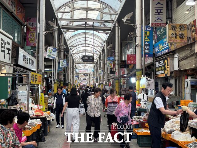 29일 부산 북구 구포시장 일대가 장을 보러 나온 시민들로 붐비고 있다./김시형 기자